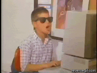 Criança de óculos escuros dançando em frente ao computador